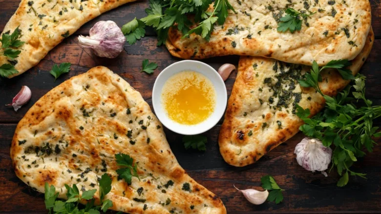 Svěží indický chléb naan s česnekem, bylinkami a máslem.