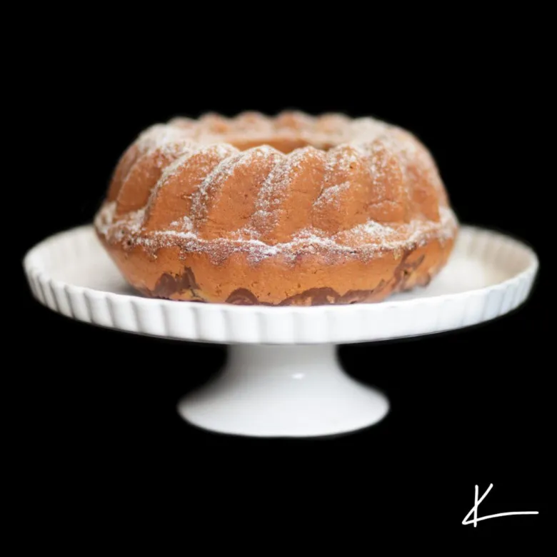Bun cake with powdered sugar