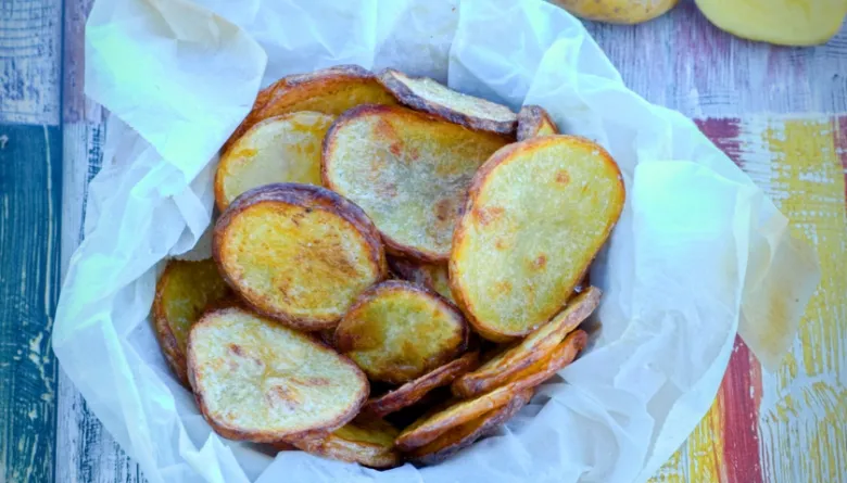 Zlaté pečené bramborové plátky v košíku na recept.