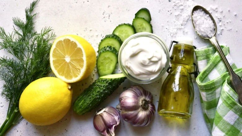Svěží suroviny na řecký dip tzatziki: okurky, citrony, česnek.