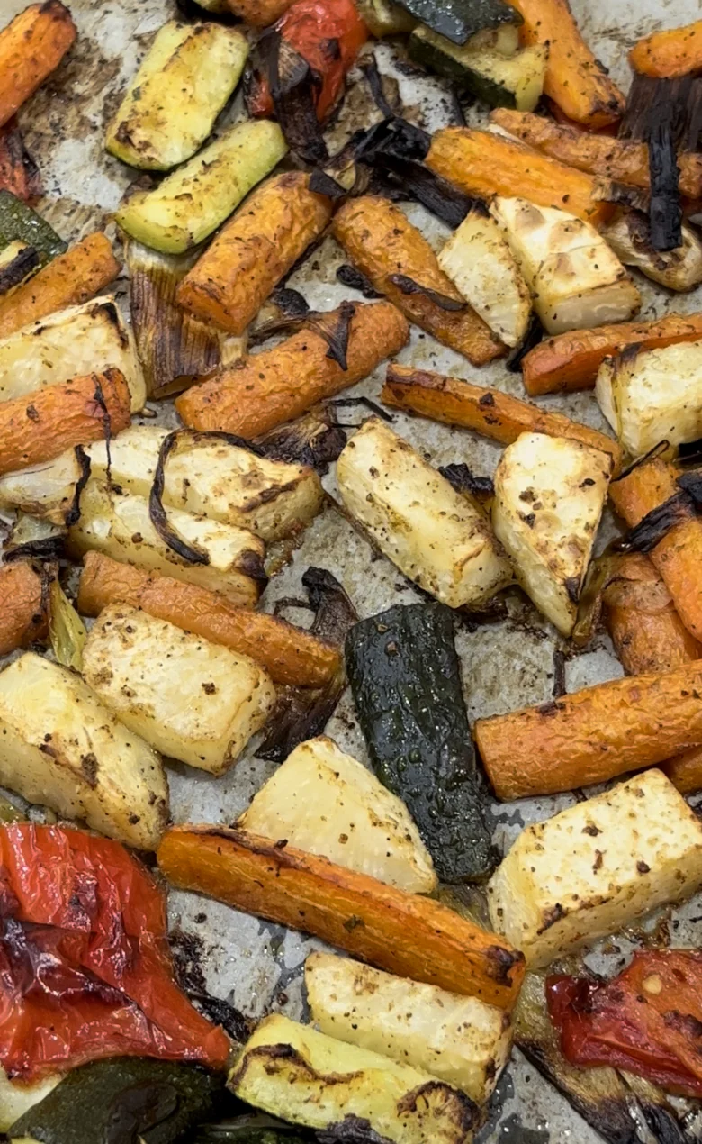 Pečená zelenina: mrkev, cuketa, brambory a papriky v troubě.