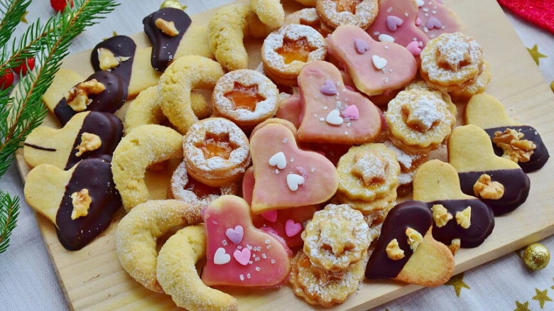 Tradiční české vánoční cukroví s čokoládou a marmeládou.
