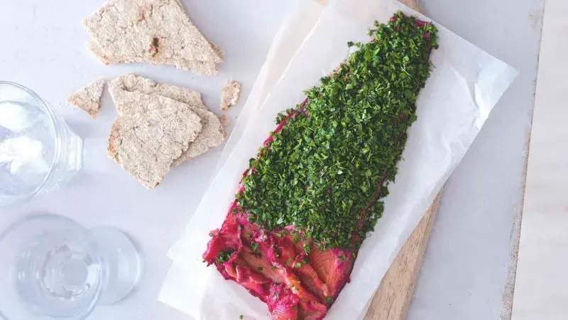 Marinovaný losos s bylinkami a řepou na recept gravlax