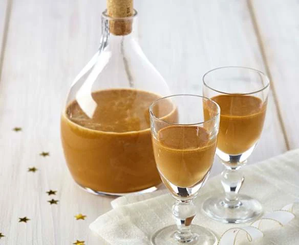 Caramel liqueur in bottle and glasses