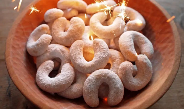 Vanilla cookies in bowl