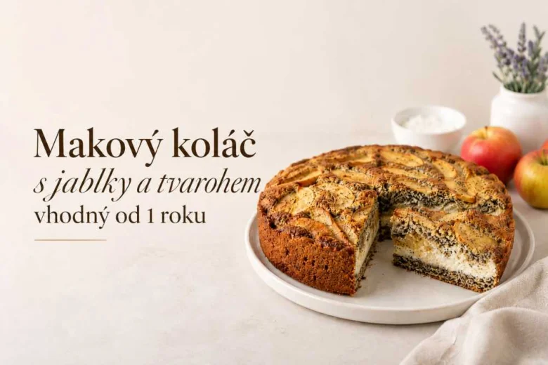 Makový koláč s jablky a tvarohem na bílé talíři.