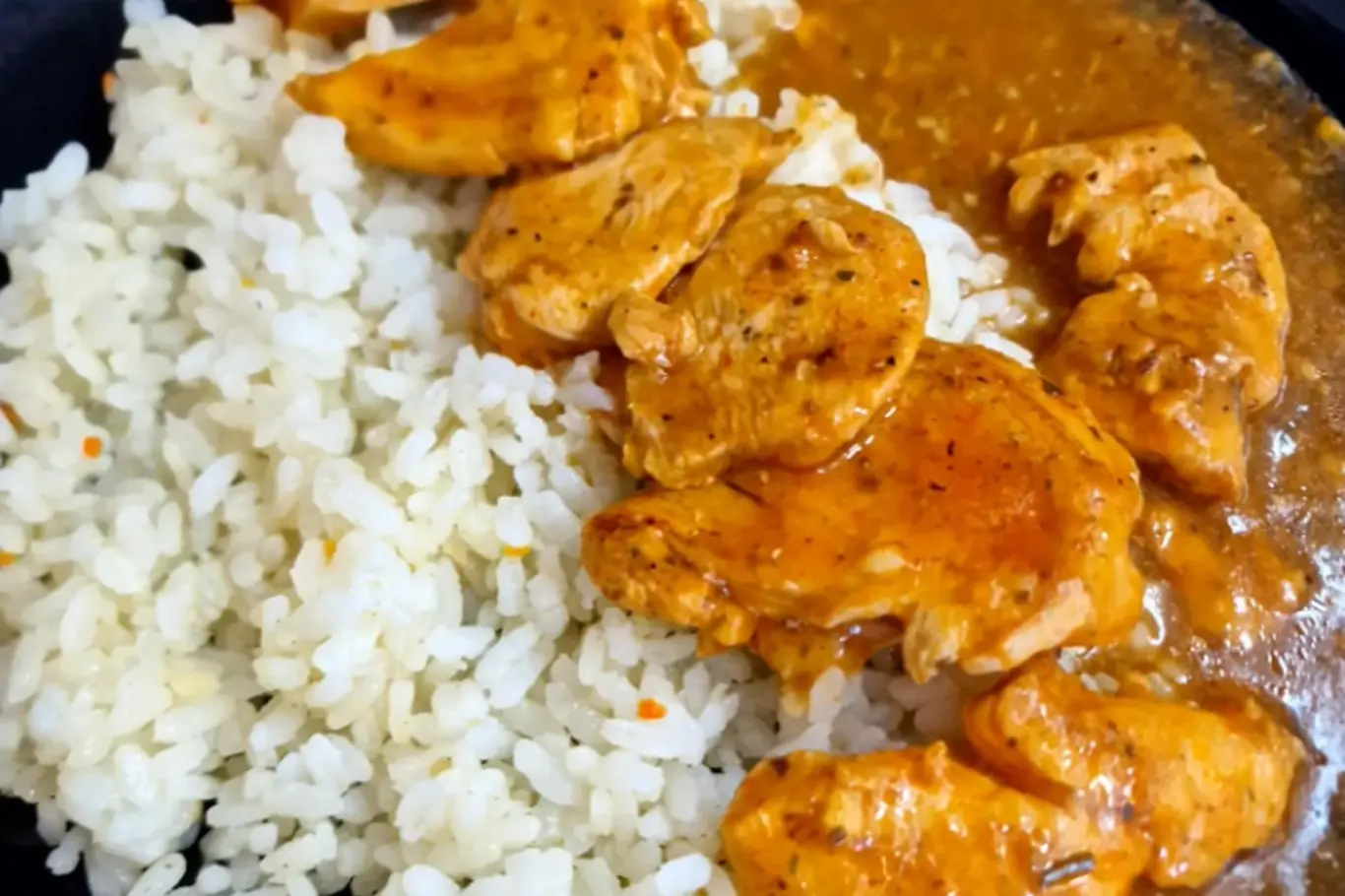 Chicken pieces with rice and sauce