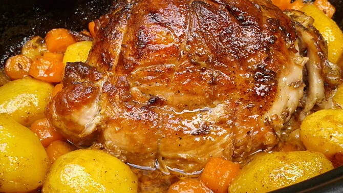 Pečená vepřová plec s bramborami a mrkví.
