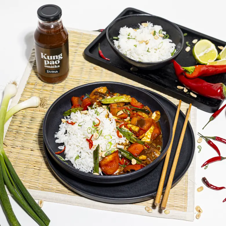 Kung pao s rýží a omáčkou značky Zivina na bambusové podložce.