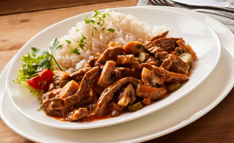 Hovězí stroganoff s rýží a zeleninou na talíři