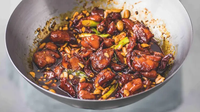 Kung Pao kuřecí maso s arašidy v pánvi.