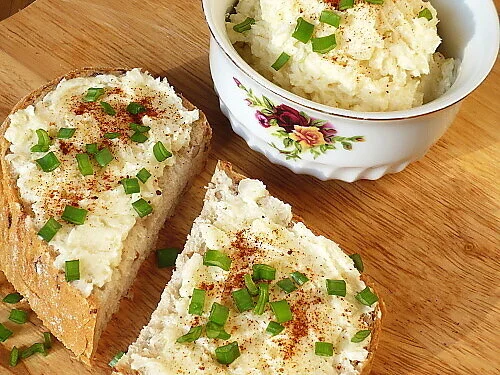 Tvarůžková pomazánka na toastu s cibulkou a pepřem.