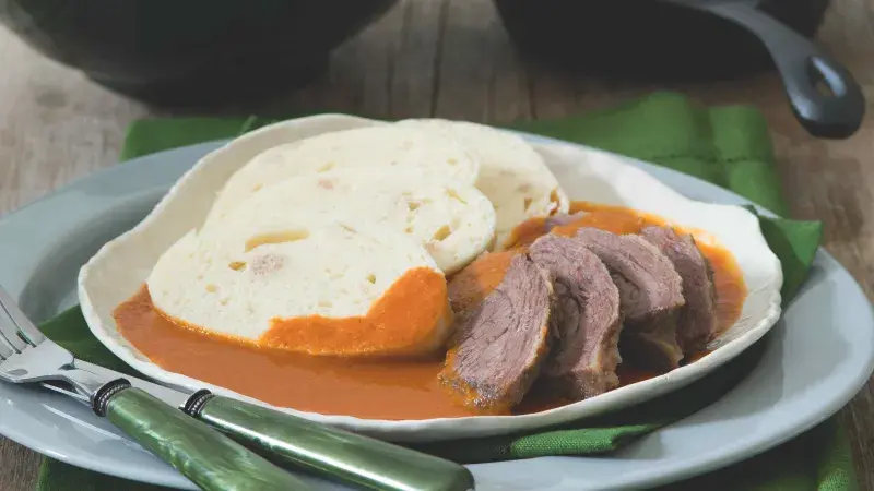 Přesnídaný svíčková s houskovými knedlíky v rajské omáčce.