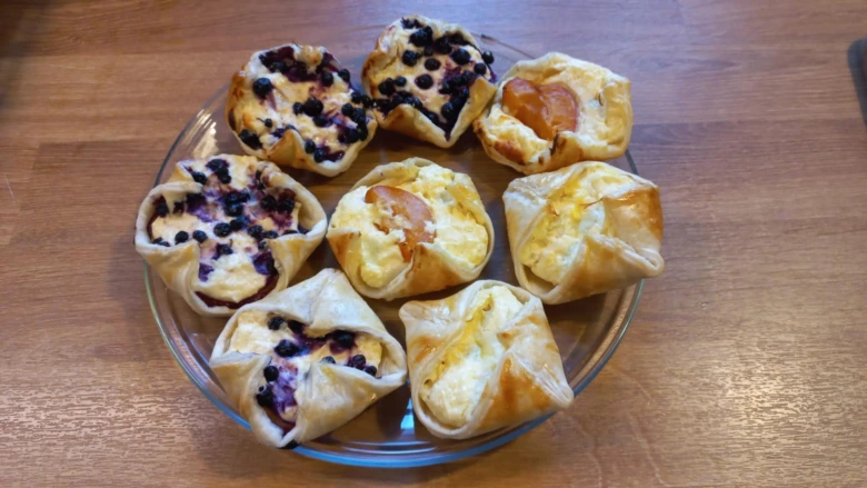 Puff pastry pastries with fruit filling