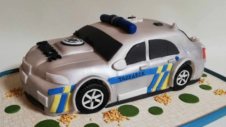 Dětský dort s motivem policního auta pro kluky.