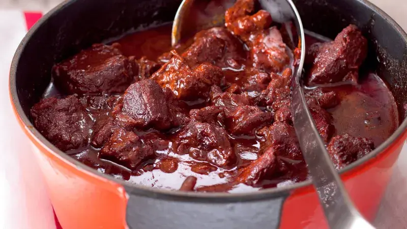 Hot hospodský guláš s hovězím masem v hrnci.