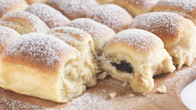 Zlaté sladké rohlíky s ovocným náplní posypané cukrem