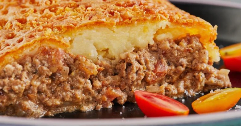Kousek pečeného mletého masa s bramborami na talíři