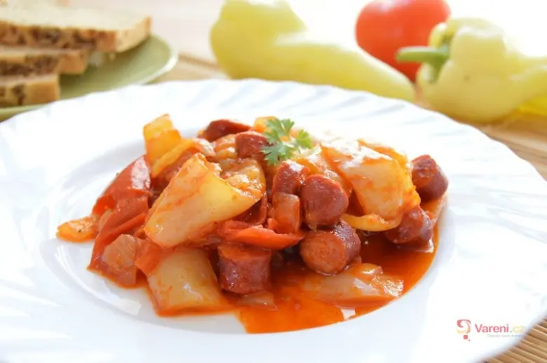Hot maďarské lečo s klobásou a bramborami na bílém talíři.