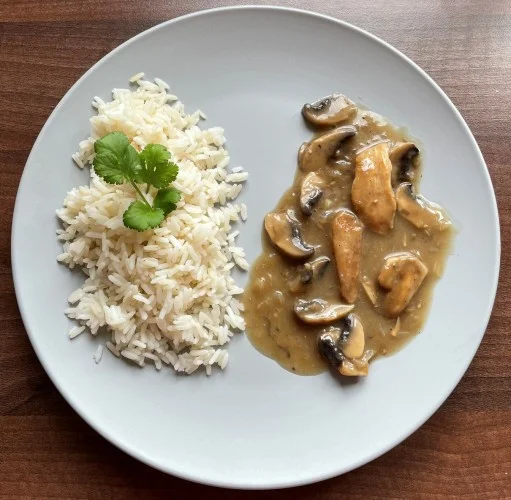 Použitý recept kuřecí maso se žampiony podávaný s rýží.