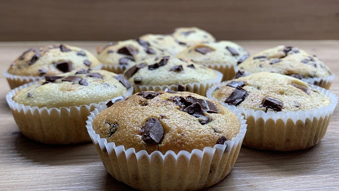 Domácí muffiny s čokoládovými kousky v papírových formách.