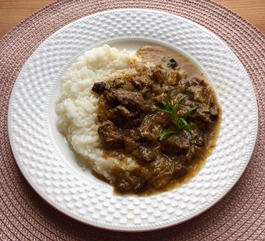 Beef stew with mushrooms and rice