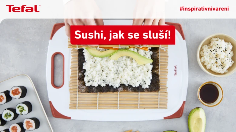 Rýže na sushij se roluje bambusovou podložkou.