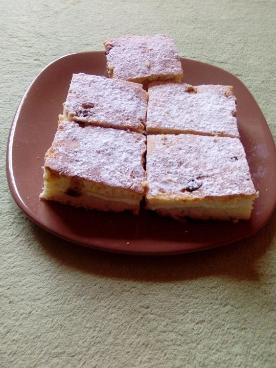 Cheesecake squares with powdered sugar