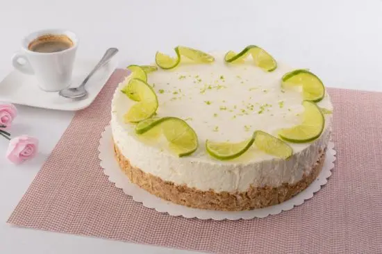 Limetkový nepečený cheesecake s kousky limet na vrchu.