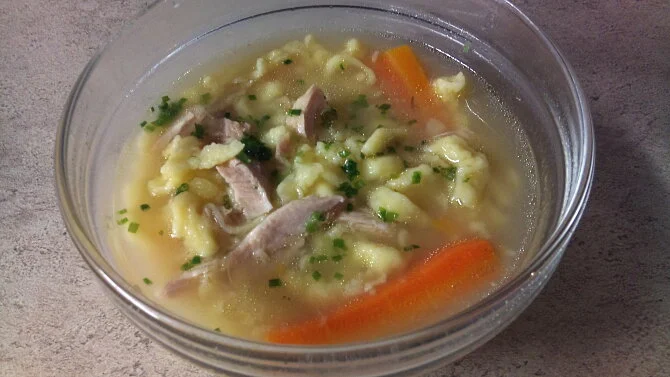 Hot soup svařák z vepřových kostí se zeleninou a knedlíky.