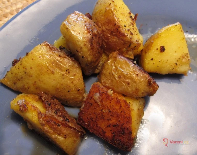 Opečené brambory na pánvi s kořením