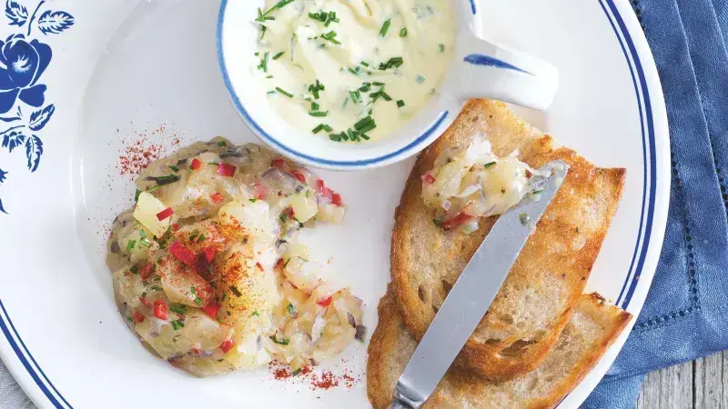 Cheese tartare with bread and sauce