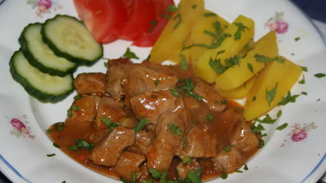 Pork chunks in sauce with vegetables