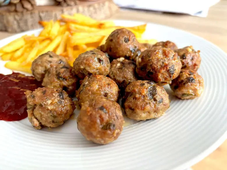 Meatballs with fries and ketchup
