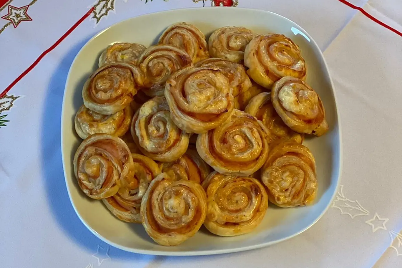 Pouťová deska se slanými šneky z listového těsta.
