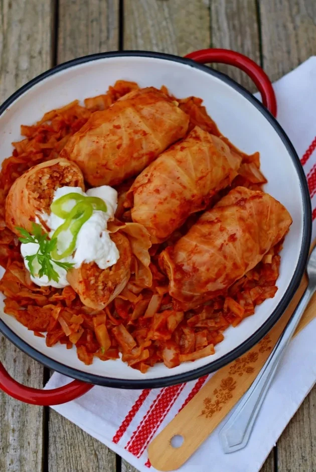 Cabbage rolls with sour cream