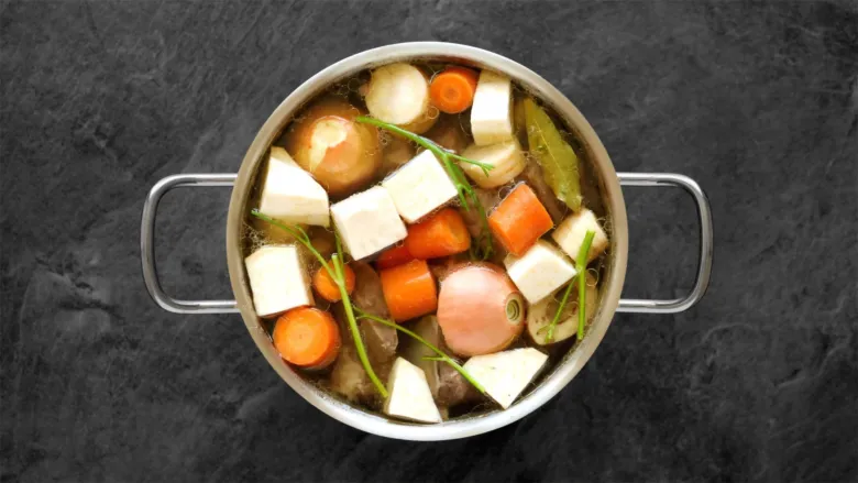 Hrnec s kořenovou zeleninou pro hovězí vývar.