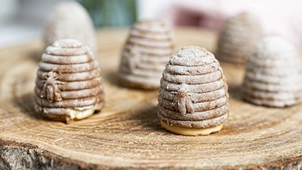 Honeycomb pastries with filling