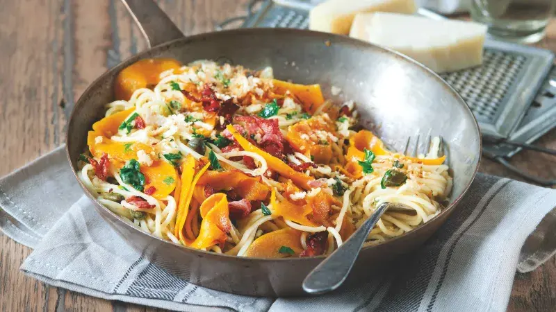 Pasta s máslovou dýní, slaninou a čerstvou bylinkami.