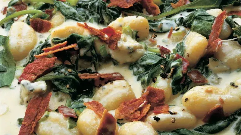 Gnocchi sýrová omáčka se špenátem a křupavým vepřovým masem