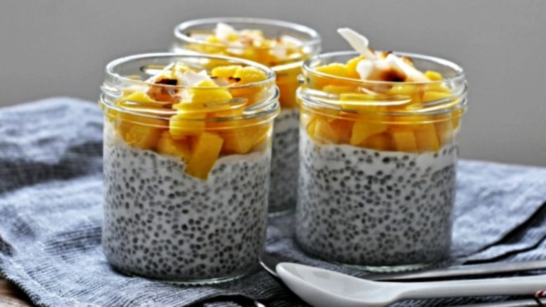 Tři sklenice s mangovým pudinkem z čia semínek.