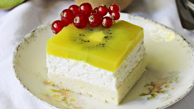 Kusový dezert s kiwi, tvarohem a žlutou želatinovou vrstvou.