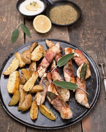 Pečené kuřecí saltimbocca s bramborami a bazalkou na talíři