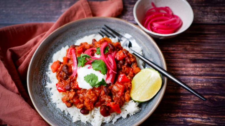 Chilli s mletým masem na rýži se zeleninou a citronovou kůrou.