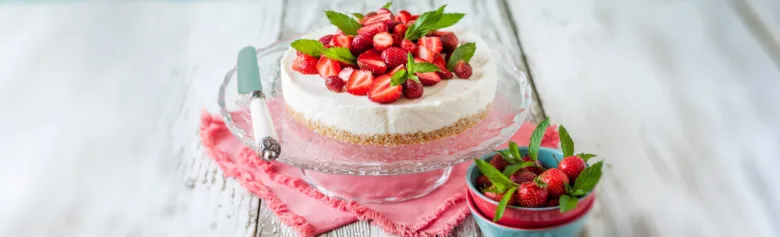 Celý čerstvý cheesecake s jahodami, máscarponem a mátou.