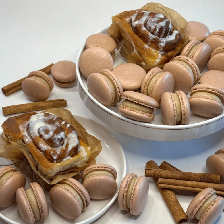 Zobrazení cukroví: rohlíky s kakaem, makarony a hůlky.