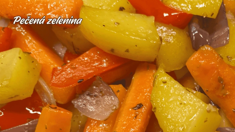 Pečená zelenina: mrkev, brambory a paprika v troubě.