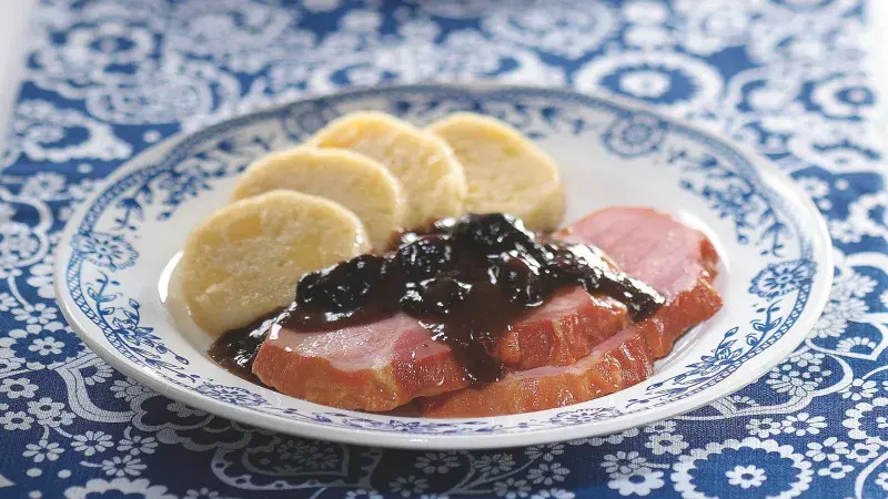 Přesnídaný uzený vepřový svíčková s ovocným kompotem a bramborami.