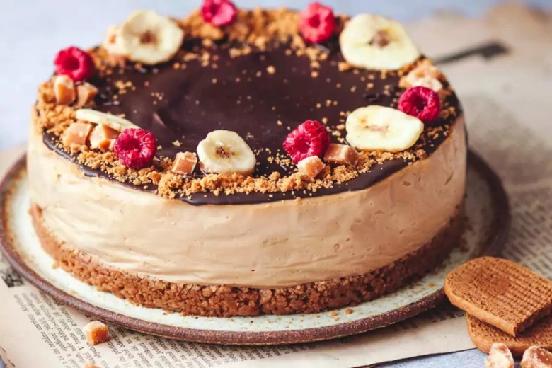 Nepečený cheesecake s mascarpone zdobený čokoládou, malinami a banánem.