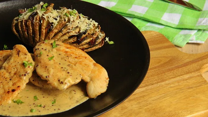 Křupavé kuře s medovo-hořčičnou omáčkou a bramborami.